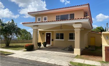 ALQUILO CASA EN BRISA DEL GOLF EN PH VILLA ALTA EN ESQUINA