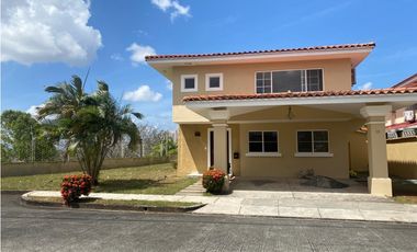 ALQUILO CASA EN BRISA DEL GOLF EN PH VILLA ALTA EN ESQUINA