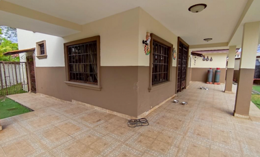SE VENDE CASA ALTOS DE PANAMA CONDADO DEL REY 4 HABITACION 675M PATIO