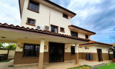 SE VENDE CASA ALTOS DE PANAMA CONDADO DEL REY 4 HABITACION 675M PATIO
