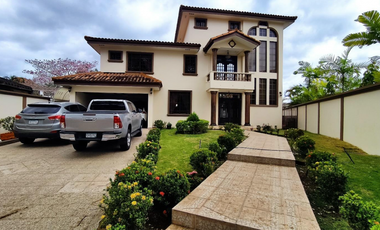 SE VENDE CASA ALTOS DE PANAMA CONDADO DEL REY 4 HABITACION 675M PATIO