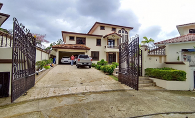 SE VENDE CASA ALTOS DE PANAMA CONDADO DEL REY 4 HABITACION 675M PATIO