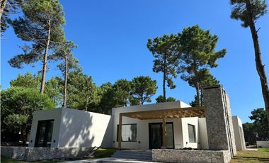 PINAMAR- CASA ISLA DEL GOLF A ESTRENAR -   ANTICIPO + CUOTAS