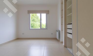 Alquiler casa 3 dormitorios con pileta B° Privado La Zagala