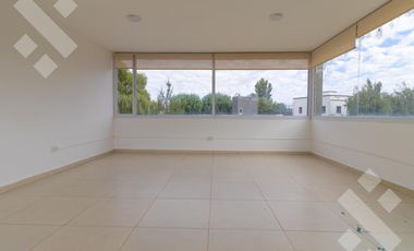 Alquiler casa 3 dormitorios con pileta B° Privado La Zagala