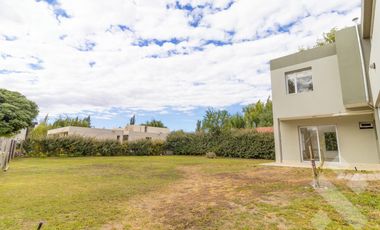 Alquiler casa 3 dormitorios con pileta B° Privado La Zagala