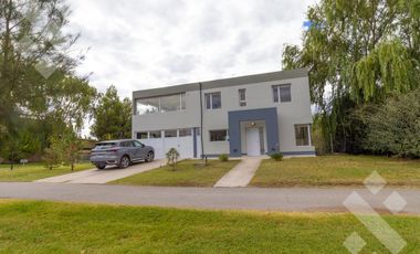 Alquiler casa 3 dormitorios con pileta B° Privado La Zagala