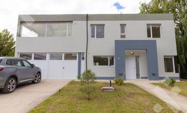 Alquiler casa 3 dormitorios con pileta B° Privado La Zagala