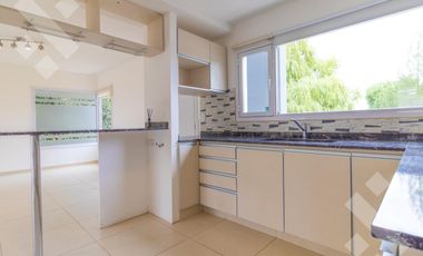 Alquiler casa 3 dormitorios con pileta B° Privado La Zagala