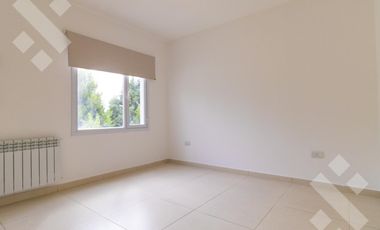 Alquiler casa 3 dormitorios con pileta B° Privado La Zagala