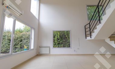 Alquiler casa 3 dormitorios con pileta B° Privado La Zagala