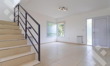Alquiler casa 3 dormitorios con pileta B° Privado La Zagala