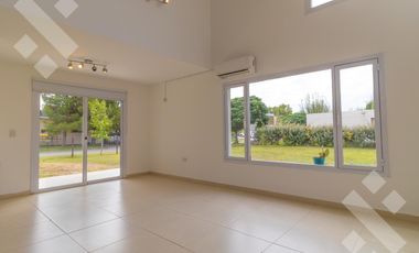 Alquiler casa 3 dormitorios con pileta B° Privado La Zagala