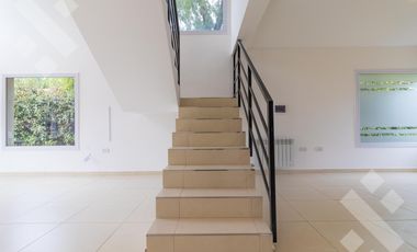 Alquiler casa 3 dormitorios con pileta B° Privado La Zagala