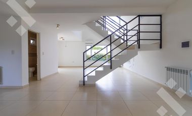 Alquiler casa 3 dormitorios con pileta B° Privado La Zagala