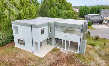 Alquiler casa 3 dormitorios con pileta B° Privado La Zagala