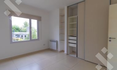 Alquiler casa 3 dormitorios con pileta B° Privado La Zagala
