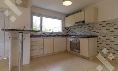 Alquiler casa 3 dormitorios con pileta B° Privado La Zagala