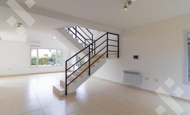Alquiler casa 3 dormitorios con pileta B° Privado La Zagala