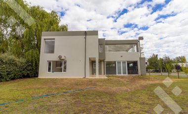 Alquiler casa 3 dormitorios con pileta B° Privado La Zagala