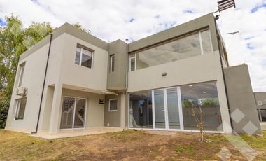 Alquiler casa 3 dormitorios con pileta B° Privado La Zagala