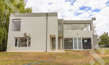 Alquiler casa 3 dormitorios con pileta B° Privado La Zagala