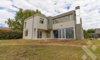 Alquiler casa 3 dormitorios con pileta B° Privado La Zagala
