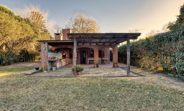 Casa en venta Oliveros 1 dormitorio jardin piscina cochera parrillero