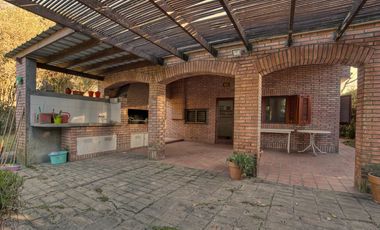 Casa en venta Oliveros 1 dormitorio jardin piscina cochera parrillero