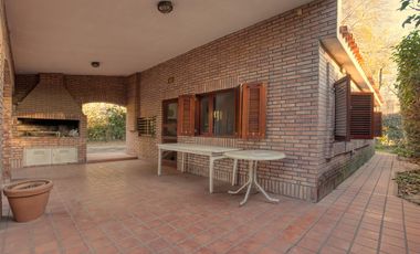 Casa en venta Oliveros 1 dormitorio jardin piscina cochera parrillero