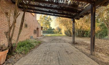 Casa en venta Oliveros 1 dormitorio jardin piscina cochera parrillero