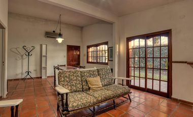Casa en venta Oliveros 1 dormitorio jardin piscina cochera parrillero