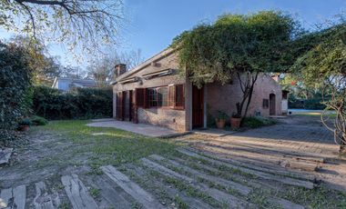 Casa en venta Oliveros 1 dormitorio jardin piscina cochera parrillero