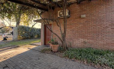 Casa en venta Oliveros 1 dormitorio jardin piscina cochera parrillero