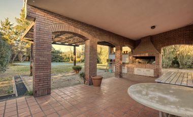 Casa en venta Oliveros 1 dormitorio jardin piscina cochera parrillero