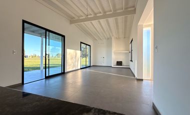 Casa a estrenar que invita a disfrutar de un estilo de vida sereno en La Federala Club de Campo