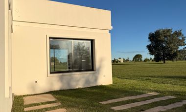 Casa a estrenar que invita a disfrutar de un estilo de vida sereno en La Federala Club de Campo