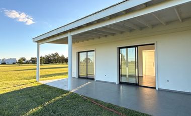 Casa a estrenar que invita a disfrutar de un estilo de vida sereno en La Federala Club de Campo