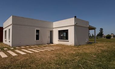 Casa a estrenar que invita a disfrutar de un estilo de vida sereno en La Federala Club de Campo