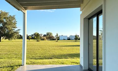 Casa a estrenar que invita a disfrutar de un estilo de vida sereno en La Federala Club de Campo