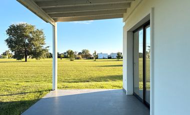 Casa a estrenar que invita a disfrutar de un estilo de vida sereno en La Federala Club de Campo