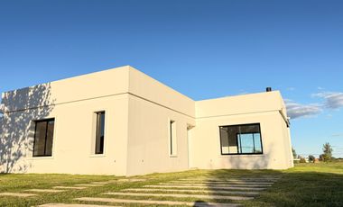 Casa a estrenar que invita a disfrutar de un estilo de vida sereno en La Federala Club de Campo
