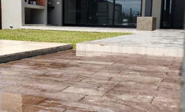 Venta de Casa en Ibarlucea de 3 dormitorios con pileta y parrillero. Las Fincas de Ibarlucea