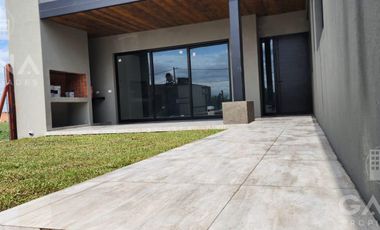 Venta de Casa en Ibarlucea de 3 dormitorios con pileta y parrillero. Las Fincas de Ibarlucea