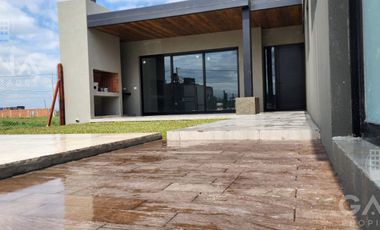 Venta de Casa en Ibarlucea de 3 dormitorios con pileta y parrillero. Las Fincas de Ibarlucea