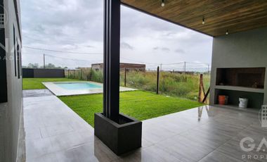 Venta de Casa en Ibarlucea de 3 dormitorios con pileta y parrillero. Las Fincas de Ibarlucea