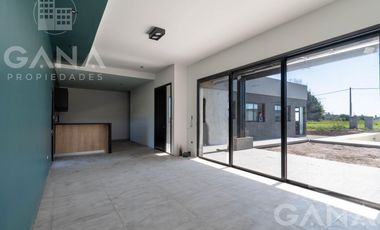 Venta de Casa en Ibarlucea de 3 dormitorios con pileta y parrillero. Las Fincas de Ibarlucea