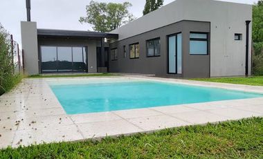 Venta de Casa en Ibarlucea de 3 dormitorios con pileta y parrillero. Las Fincas de Ibarlucea