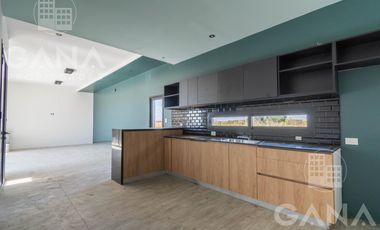 Venta de Casa en Ibarlucea de 3 dormitorios con pileta y parrillero. Las Fincas de Ibarlucea