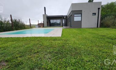 Venta de Casa en Ibarlucea de 3 dormitorios con pileta y parrillero. Las Fincas de Ibarlucea